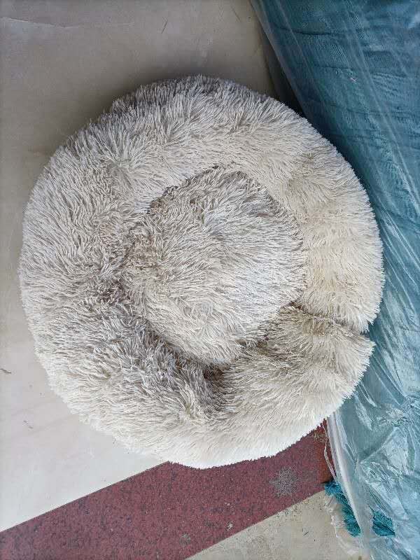 Fluffy non-slip pet cushion, round and plush, anti-skid bottom.